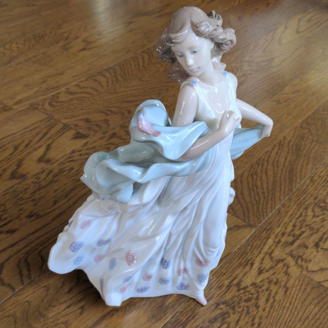 リヤドロ 置物 女性 小鳥 ワンピース