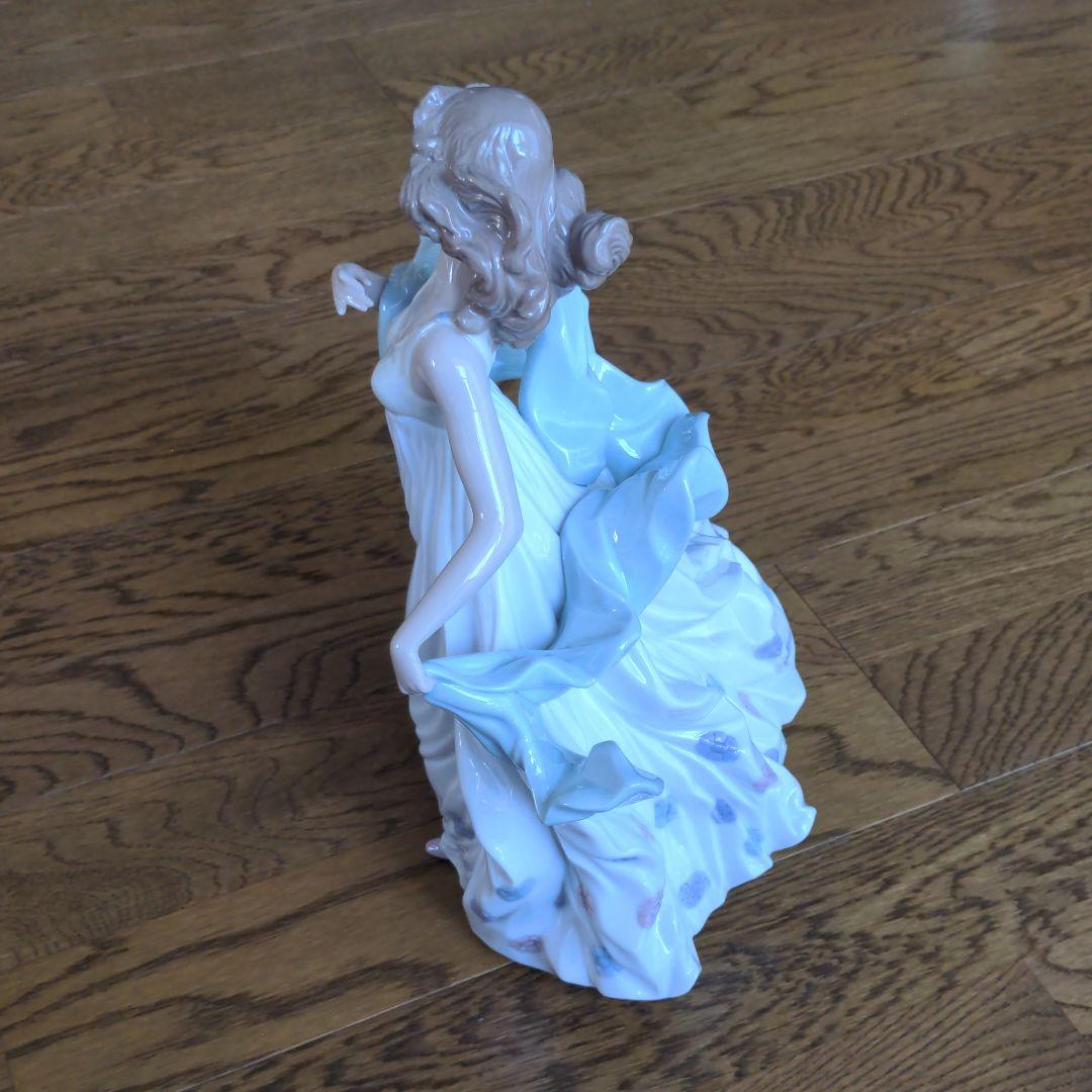 リヤドロ 置物 女性 小鳥 ワンピース