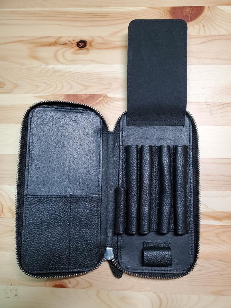 ラダイト ラウンドジップペン―ケース エッセンシャル MAYA BK