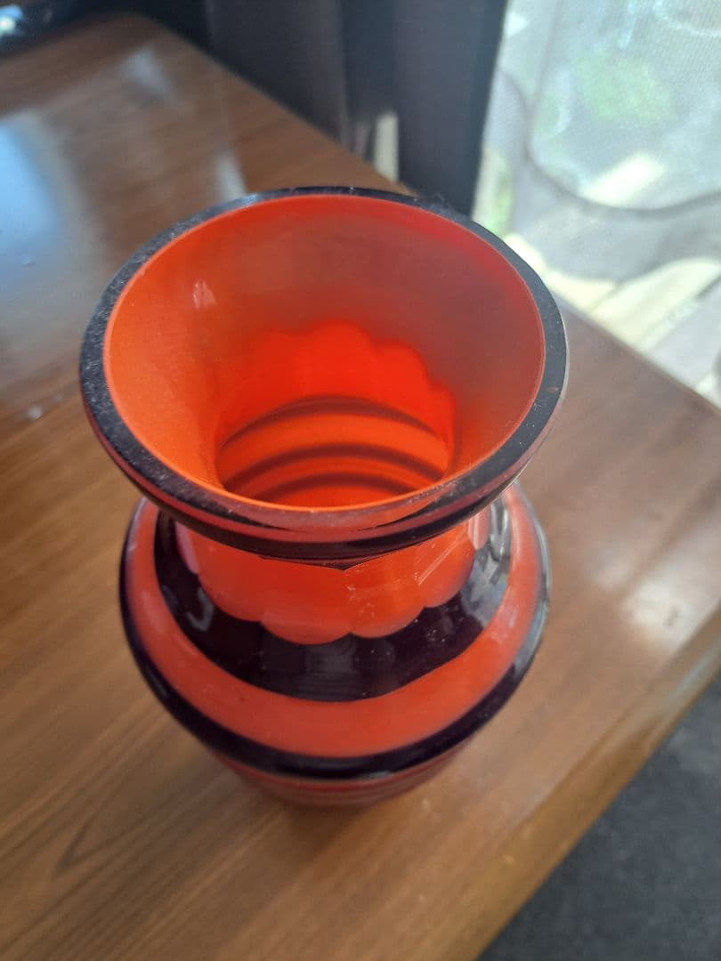 オレンジと黒のストライプのガラス花瓶