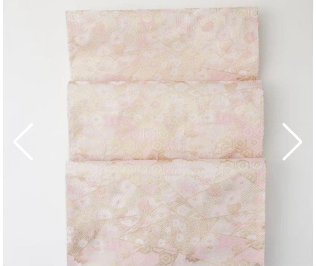 西陣織　菊と亀甲花菱紋　シャンパンゴールド×ピンクテーブルランナー　辻元舞さん