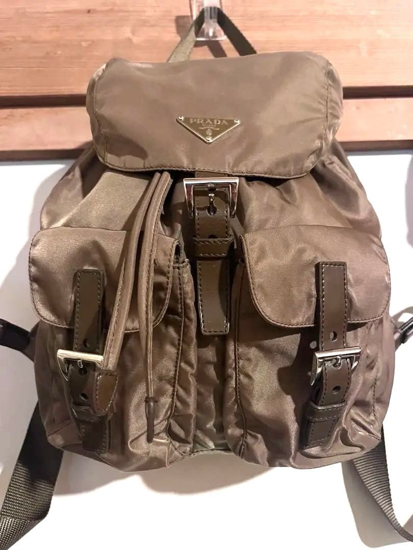 プラダ　バックパック　合わせやすい落ち着いた濃いめのベージュ
