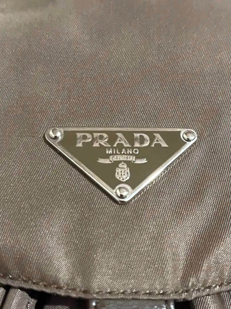 プラダ　バックパック　合わせやすい落ち着いた濃いめのベージュ