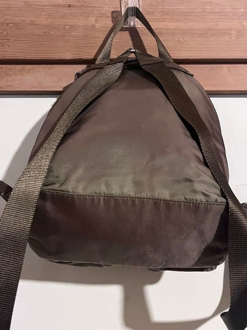 プラダ　バックパック　合わせやすい落ち着いた濃いめのベージュ