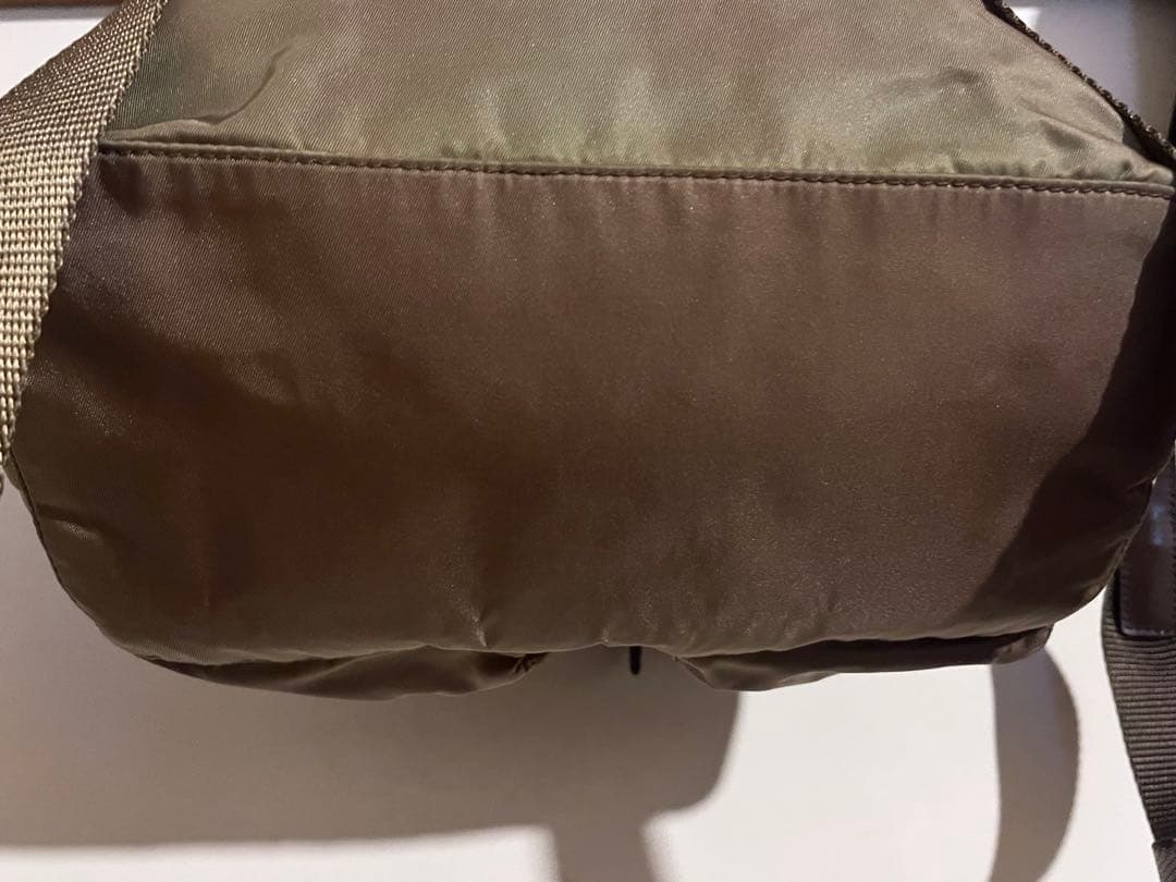 プラダ　バックパック　合わせやすい落ち着いた濃いめのベージュ
