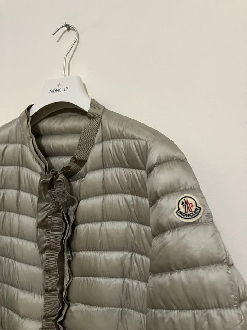 Moncler モンクレール　リボンフリルノーカラーライトダウンジャケット