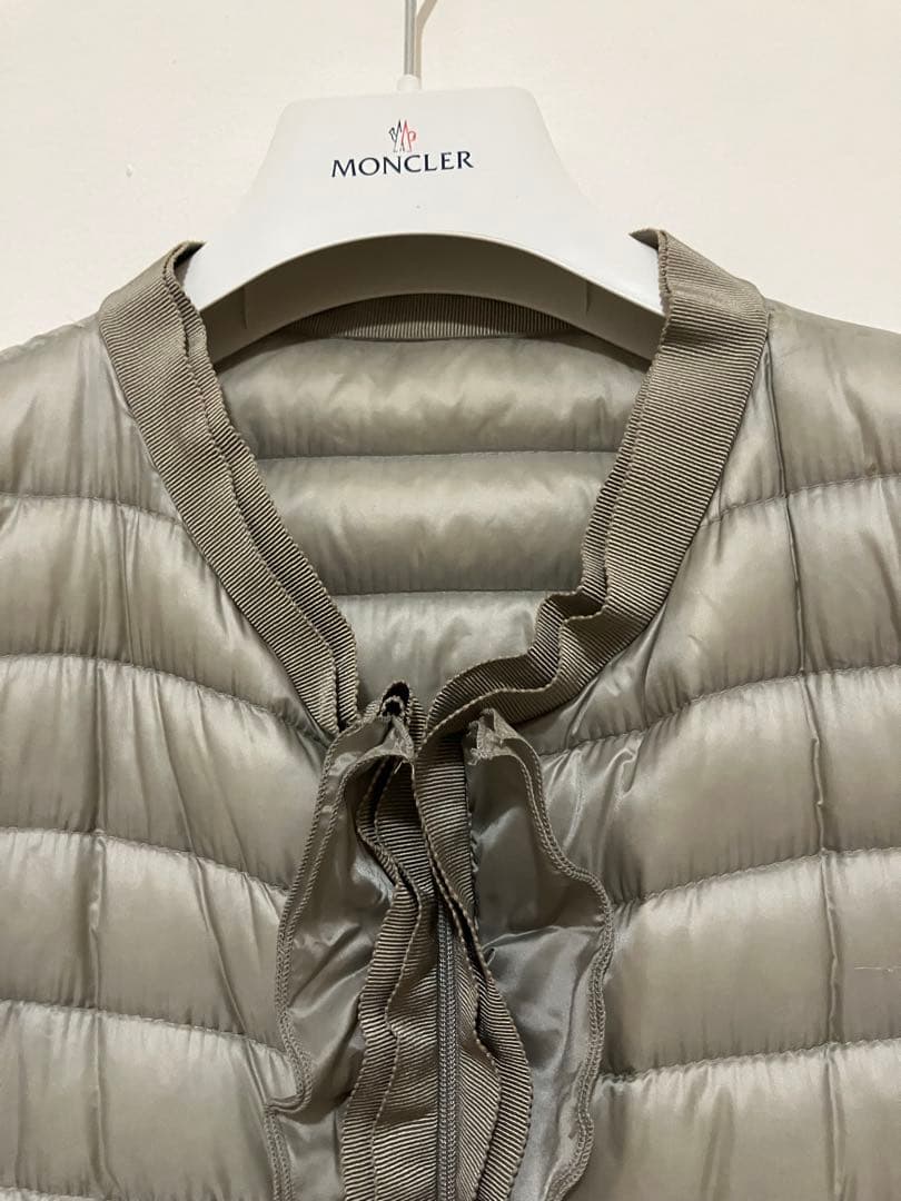 Moncler モンクレール　リボンフリルノーカラーライトダウンジャケット