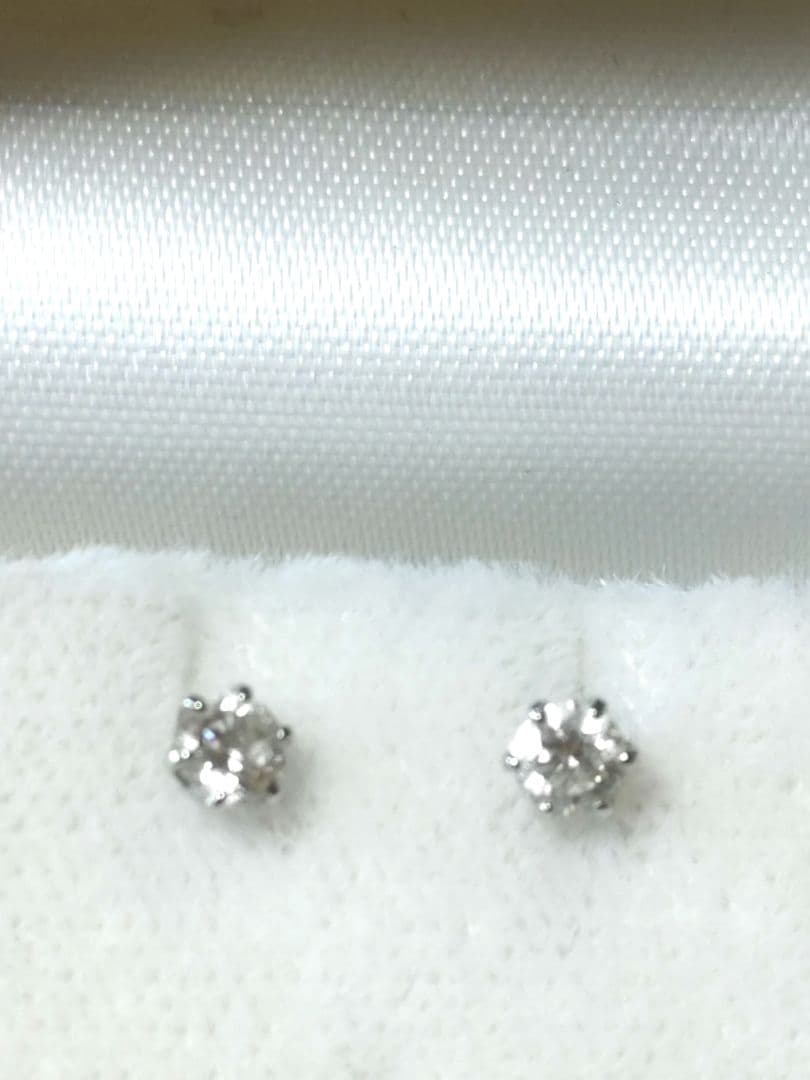 天然一粒ダイアモンドピアス0,3カラット（0,15カラットが2個）プラチナ900