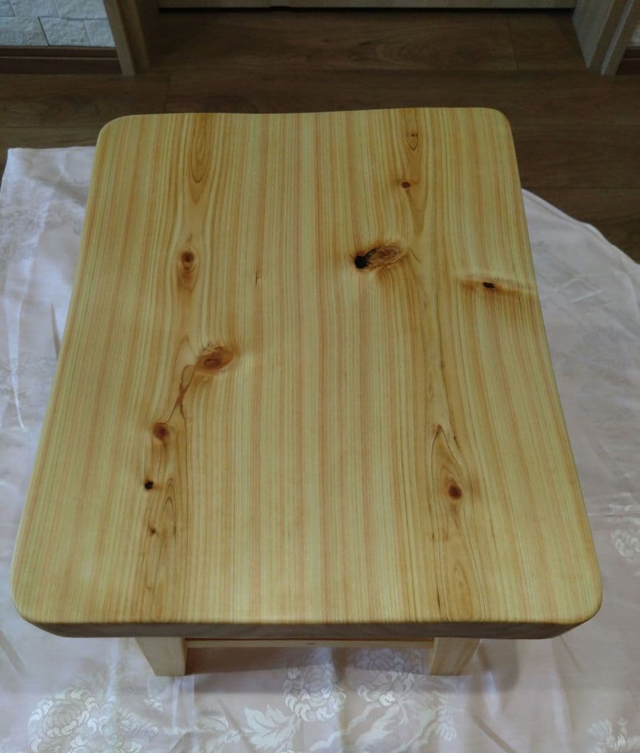 檜の椅子(89)　緑❕　座面を座りやすく削り上げ、つるつるに仕上げ❕