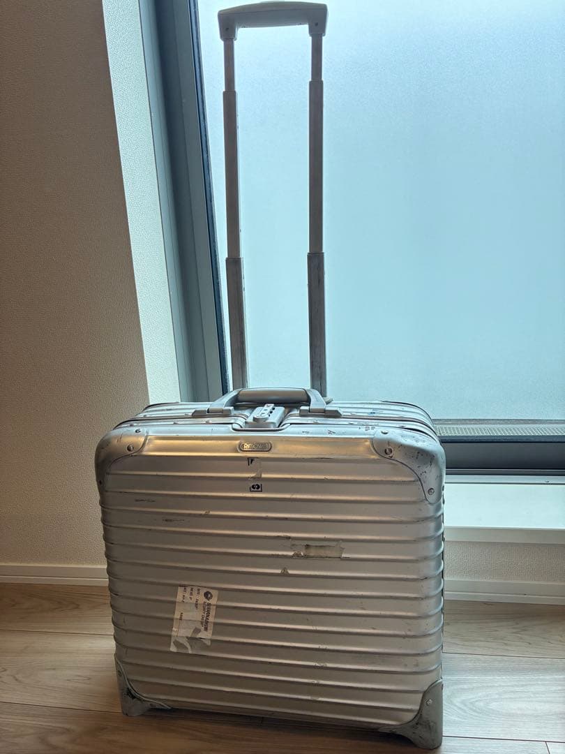 リモワ　シルバー　二輪スーツケース　機内持込可