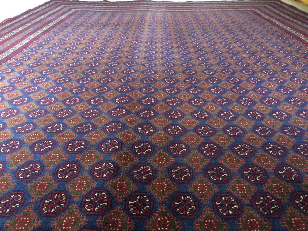 絨毯の女王ーホジャロシュナイ(274cm x 182cm)