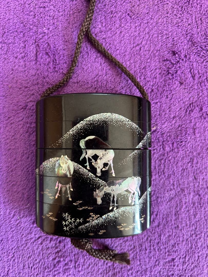 螺鈿 漆塗り 馬の絵柄 来年の干支 根付 印籠