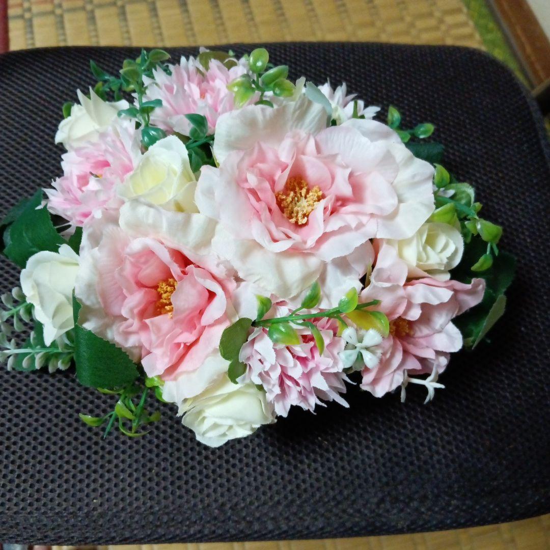 ちびねこ造花フラワーアレンジ　ピンクのフリルローズ　ミニ白薔薇など　卓上花