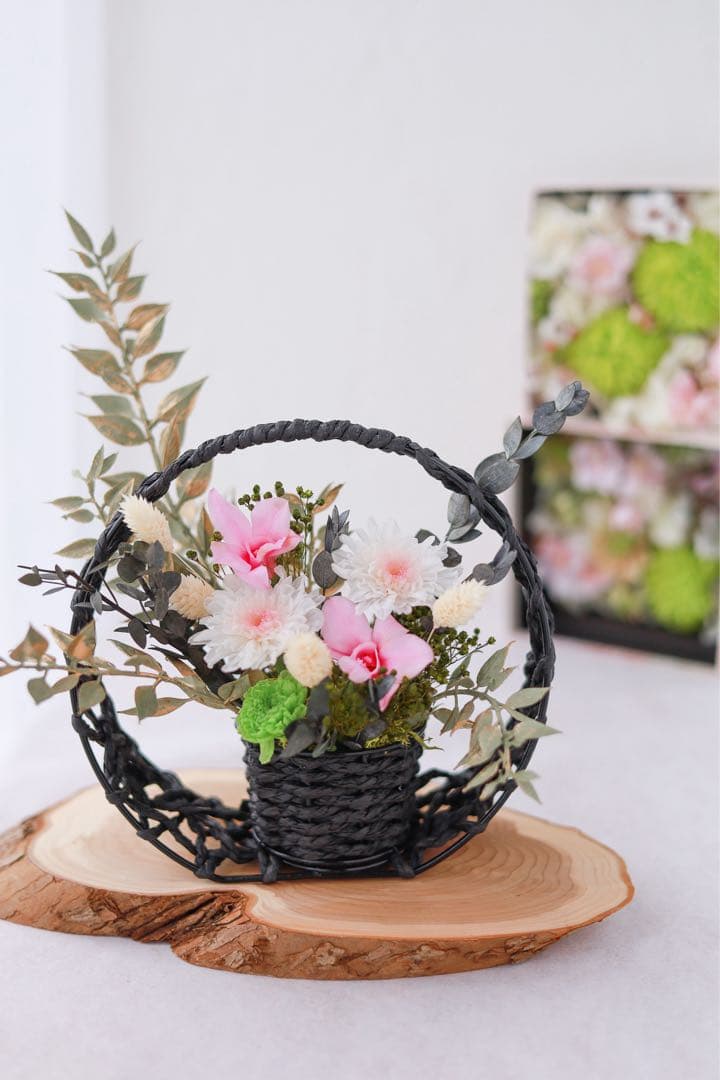 希少なプリザ（枯れない生花）の菊とデンファレをアレンジした　和風アレンジ