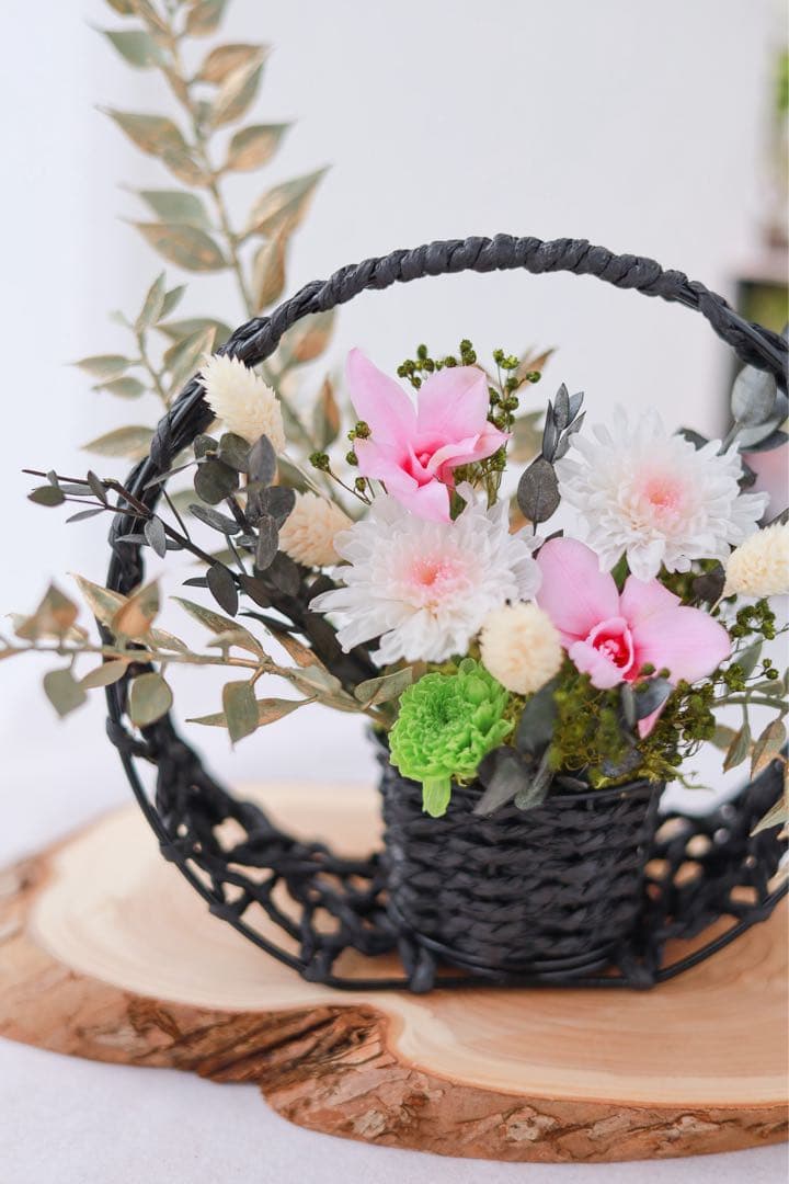 希少なプリザ（枯れない生花）の菊とデンファレをアレンジした　和風アレンジ