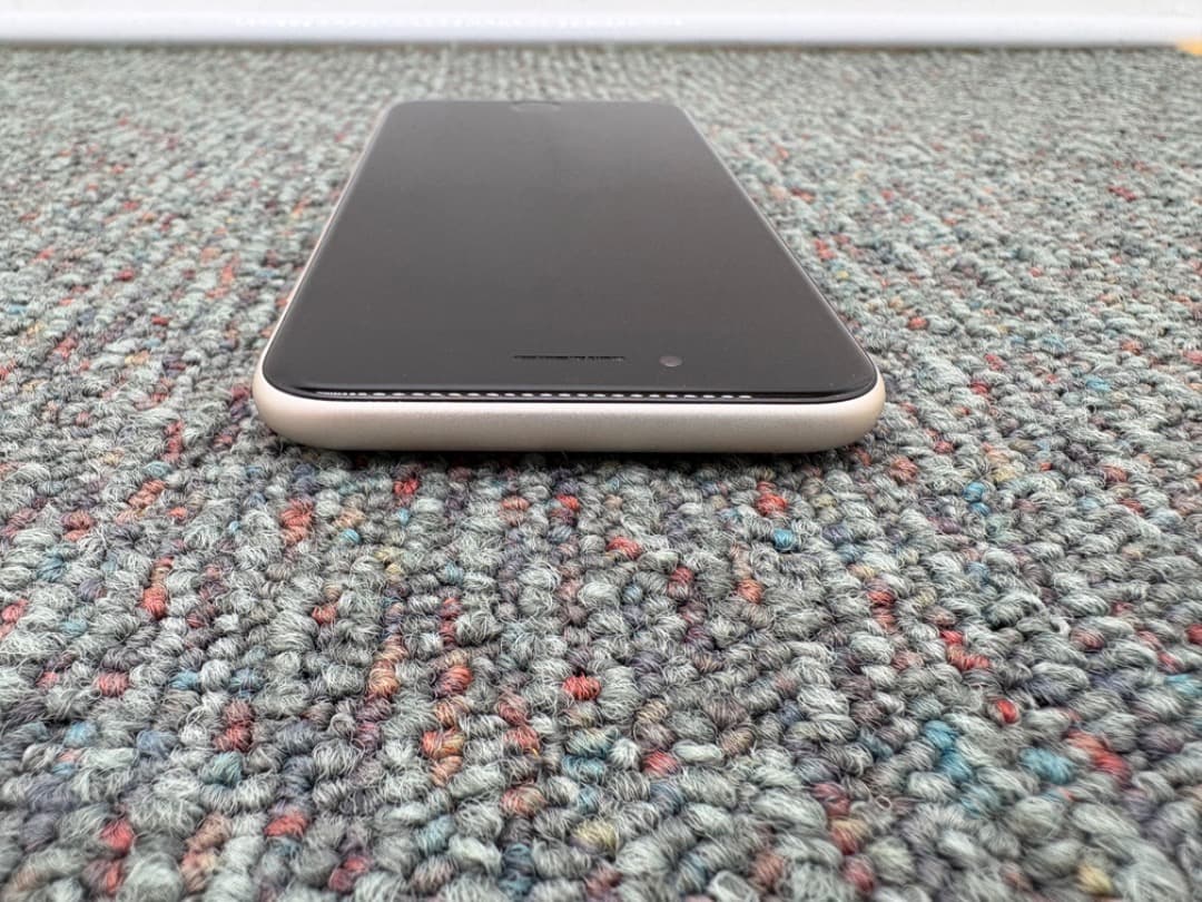 iPhone SE 第3世代　64GB　simフリー　Apple　スマホ　962