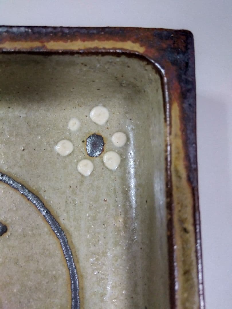 岩井窯、山本教行氏の灰釉角鉢〜花文字柄