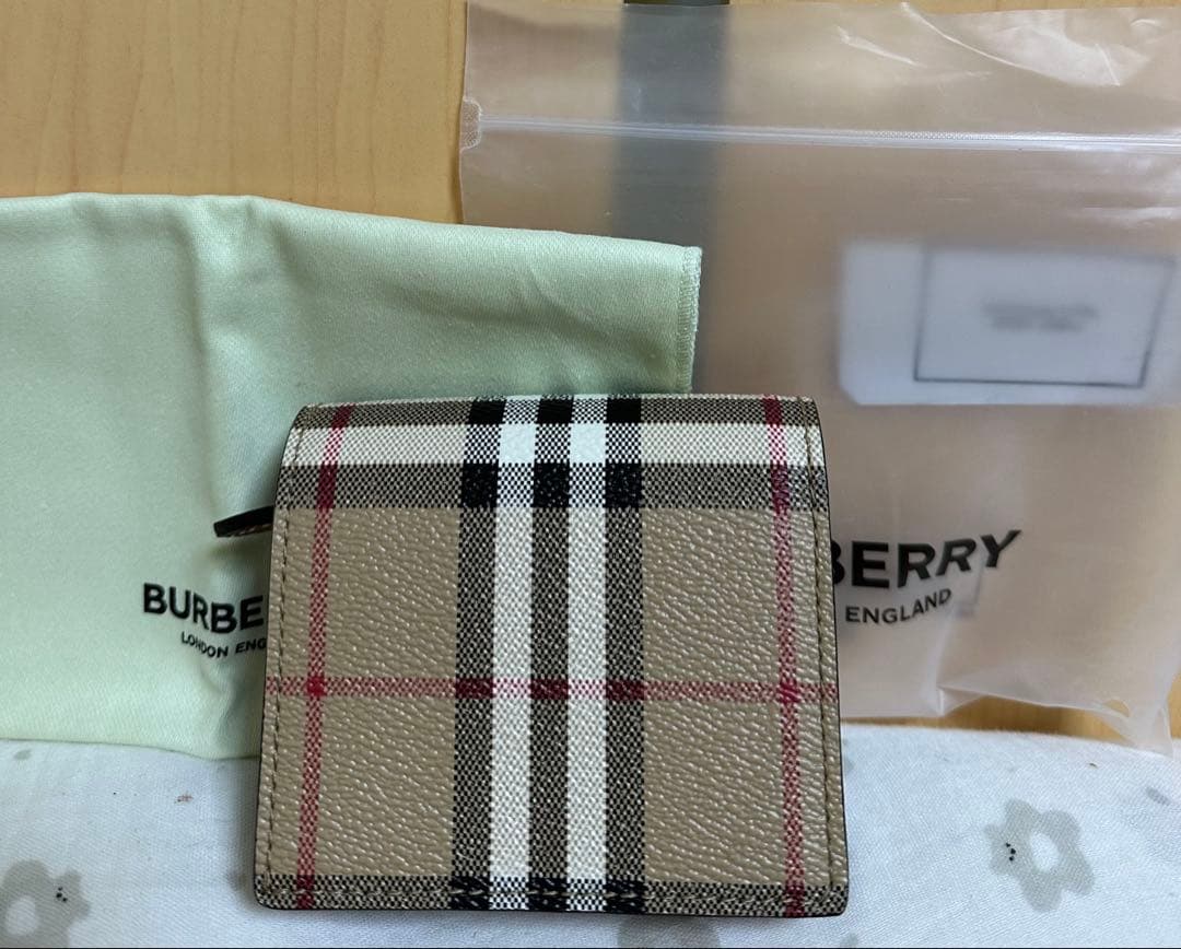【新品未使用】BURBERRY 二つ折り財布 ベージュ チェック柄