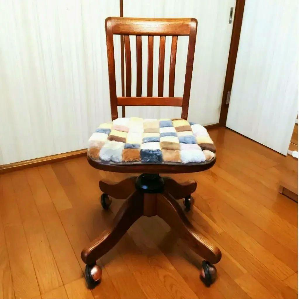 木製キャスター付き 回転式デスクチェア(ムートンチェアパッド付き)