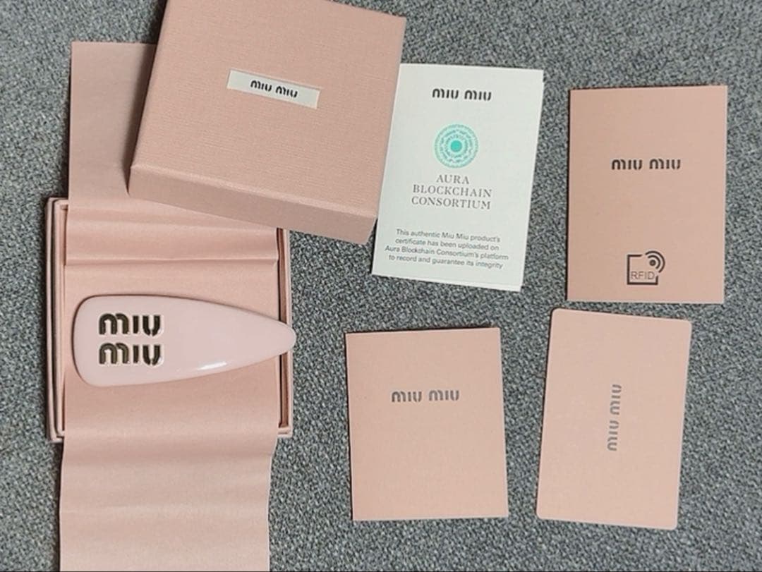 miumiu パテントレザー ヘアクリップ