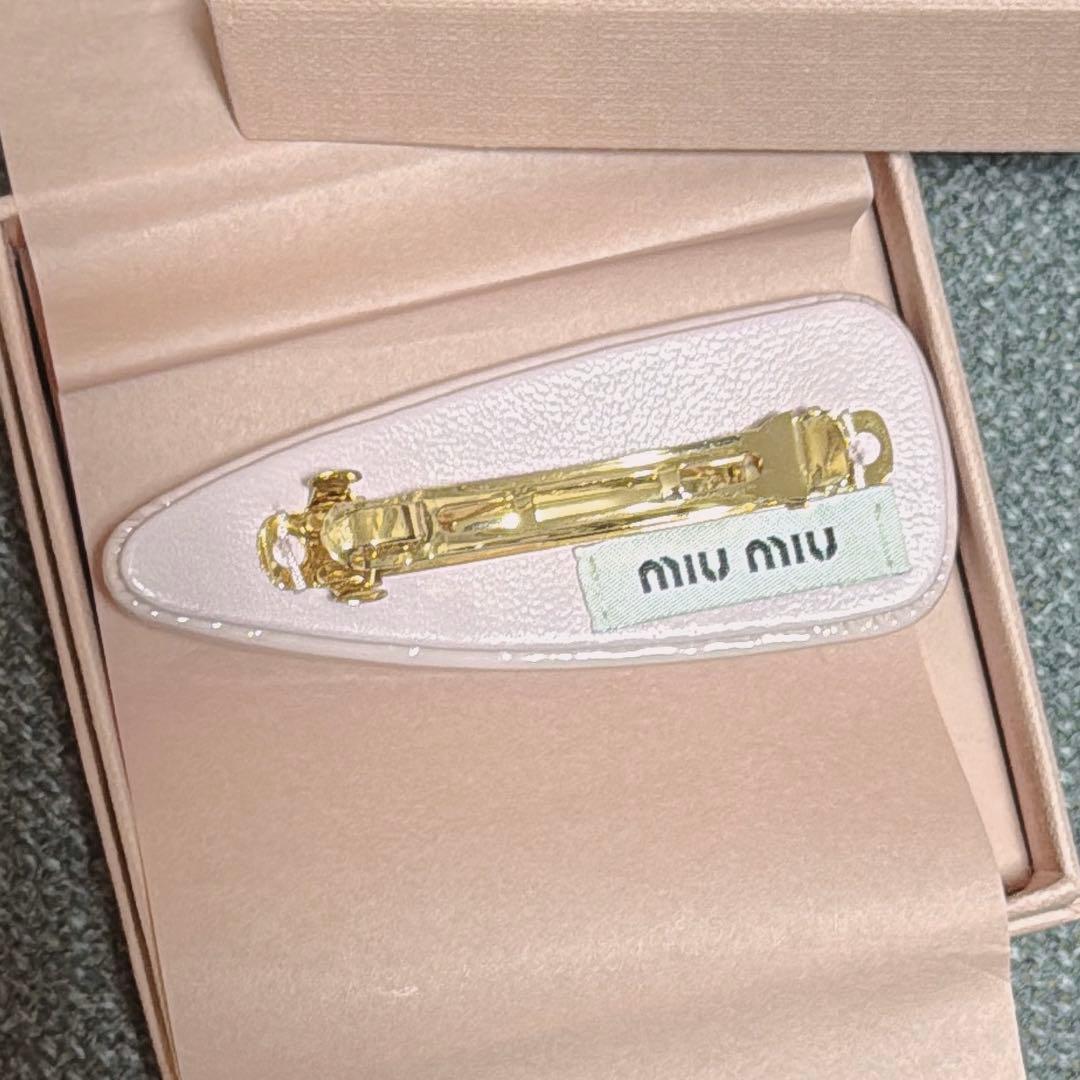 miumiu パテントレザー ヘアクリップ