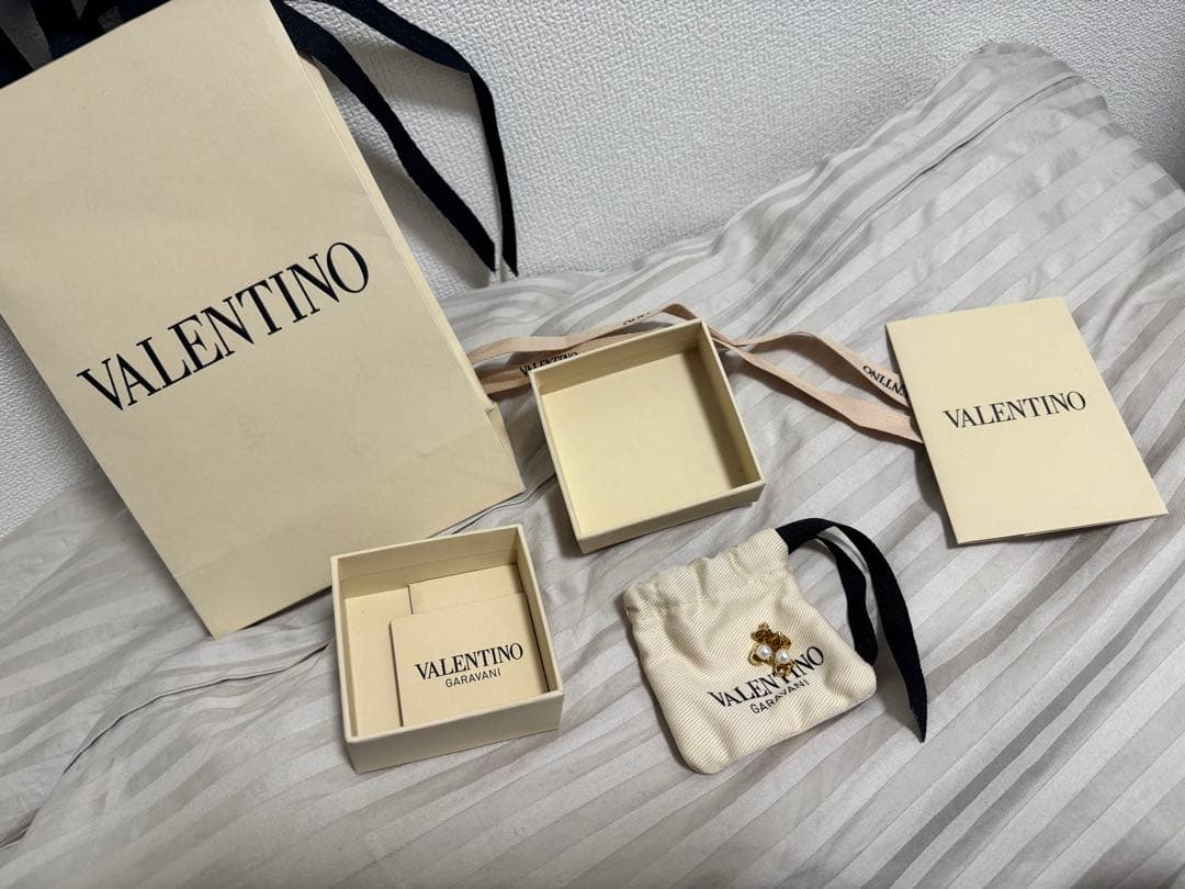 【VALENTINO(新品)】Vロゴ シグネチャー メタル x パール ピアス