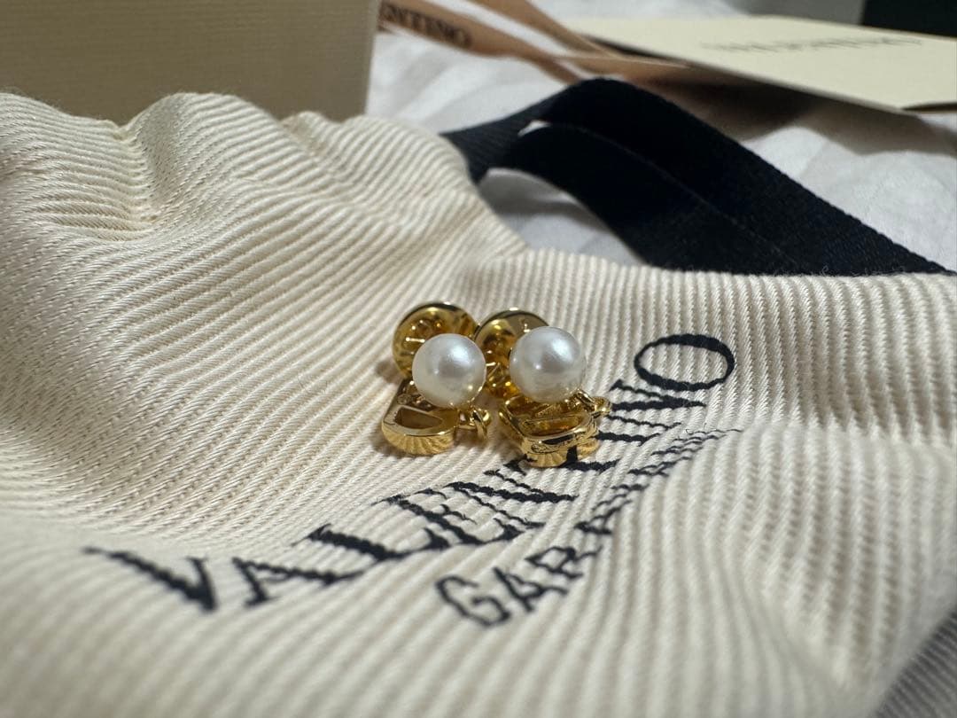 【VALENTINO(新品)】Vロゴ シグネチャー メタル x パール ピアス