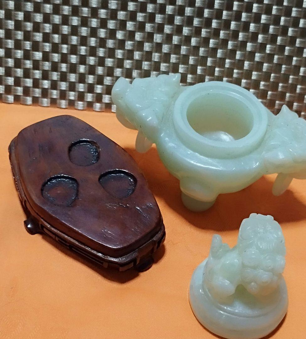 中国の伝統的な香炉、全体が淡い緑色の石、翡翠でできており、蓋と本体に龍の装飾有り