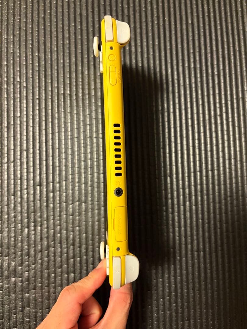 Nintendo Switch Lite イエロー 本体　充電器付　超極美品