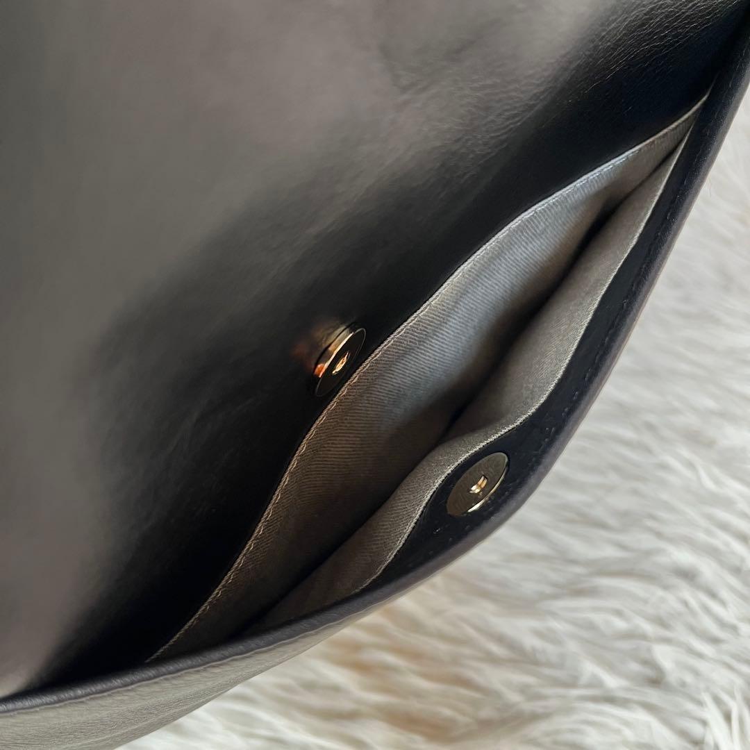 【新品未使用】イアパピヨネ　樹脂チャーム付き　レザー　トートバッグ　A4収納可能