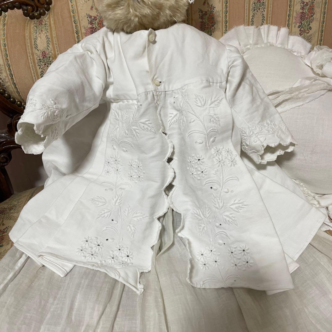 フランスアンティーク　Bebeの白い刺繍入りベビードレス