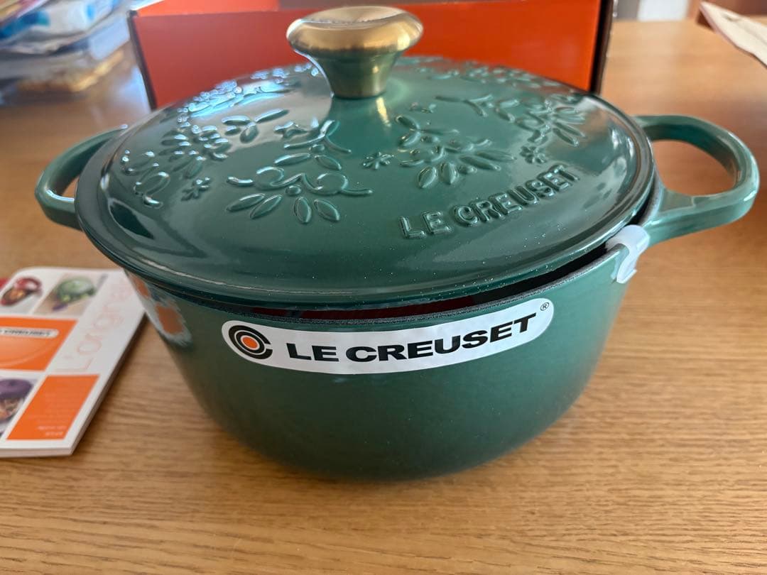 LE CREUSETクルーゼシグニチャー ココットロンドノエルレリーフ24cm