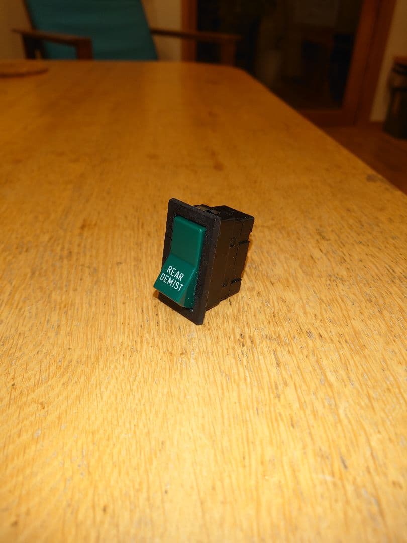 ボルボ240　オールドタイプ　ハザード＆リアデミストスイッチ