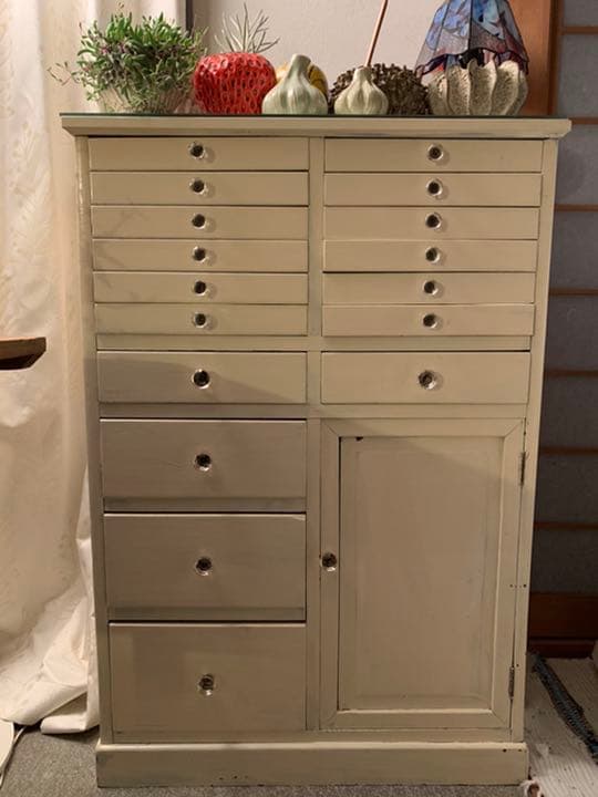 チェストアンティークの棚