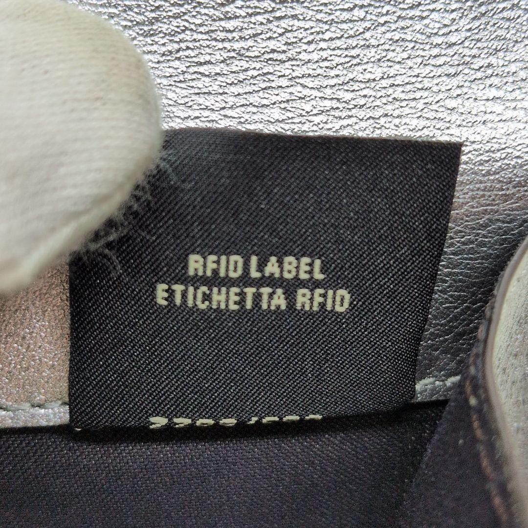 【極美品 希少色 保存袋付き】フェンディ　ピーカブー　折り財布　シルバー　シボ革