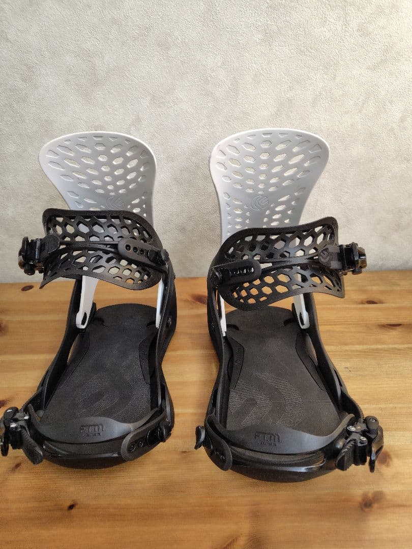 FLUX PR スノーボードビンディング M 白／黒
