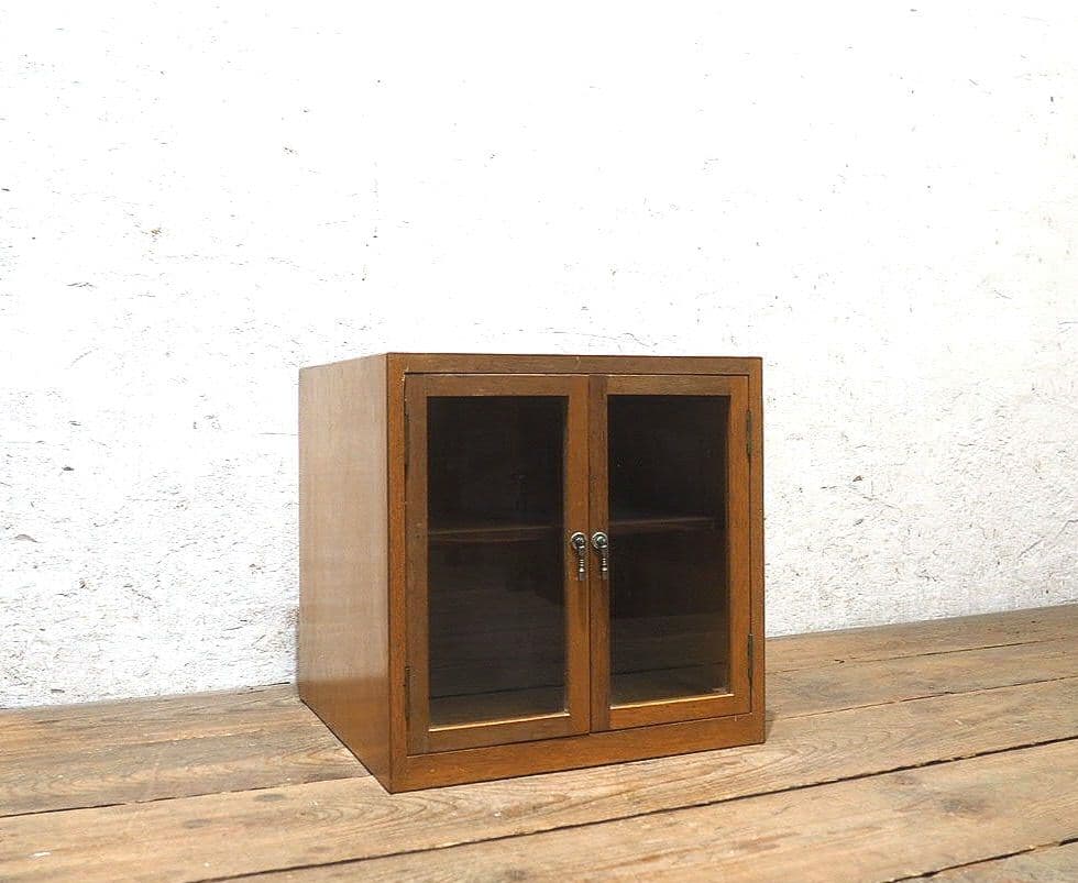 1398 ビンテージ　観音扉の小さいガラスケース　飾り棚　コレクション　レトロ