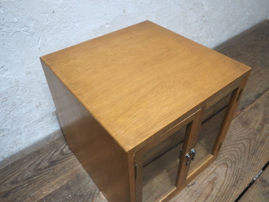 1398 ビンテージ　観音扉の小さいガラスケース　飾り棚　コレクション　レトロ