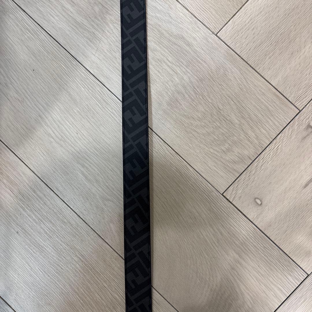 ロゴ入りブラック合成皮革ベルト