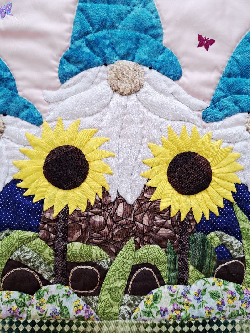 ハンドメイド　パッチワークタペストリー(3人のこびと)