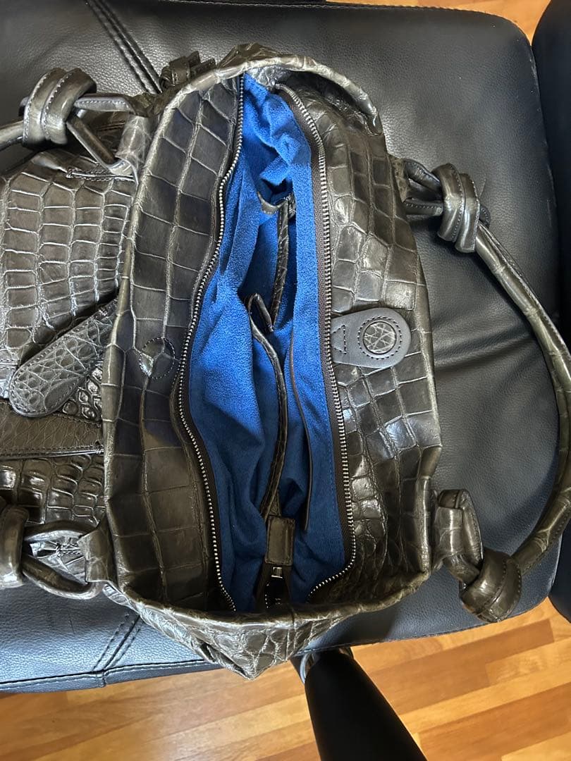 年末値下げ　本物本革　クロコダイル ソフトマット　ダ−クグレ− ハンドバッグ