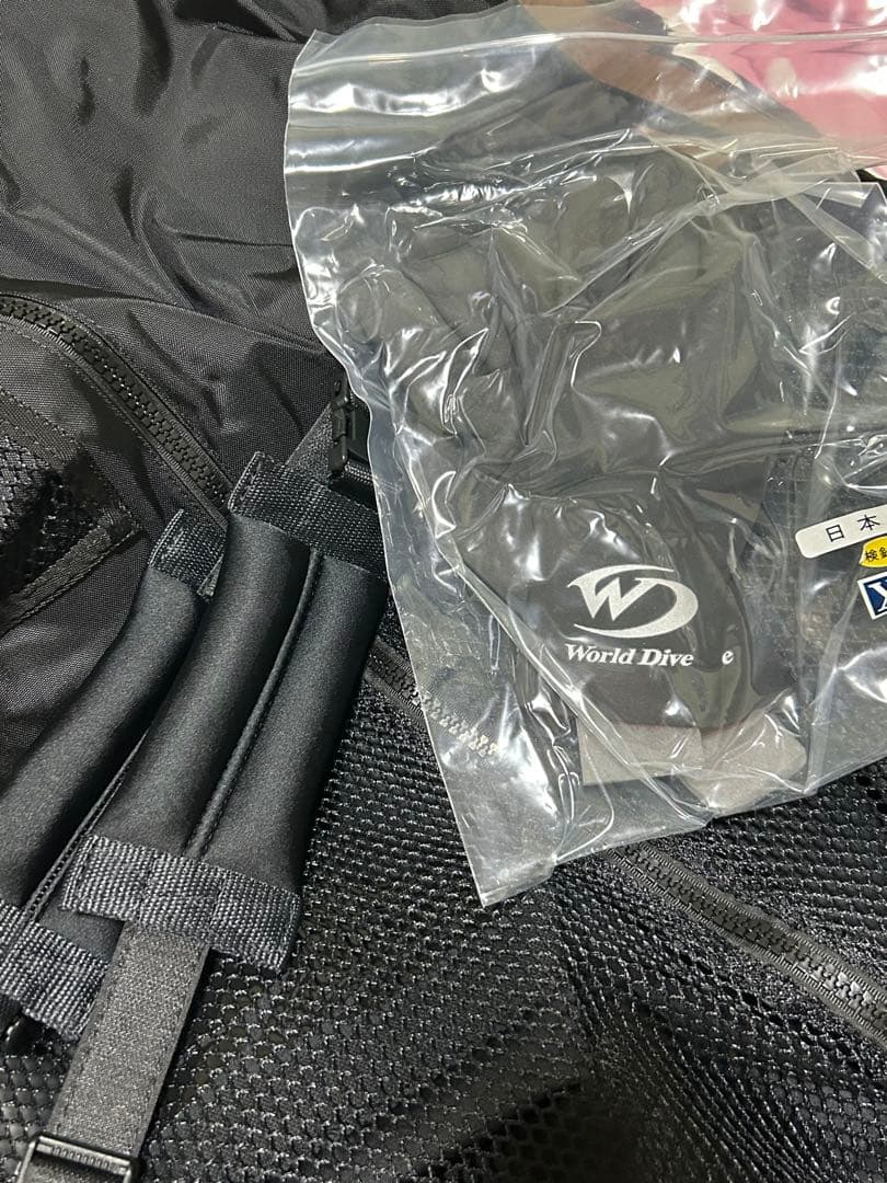 WORLD DIVE フルスーツ ブラック/ホワイトXS ドライスーツケース付き