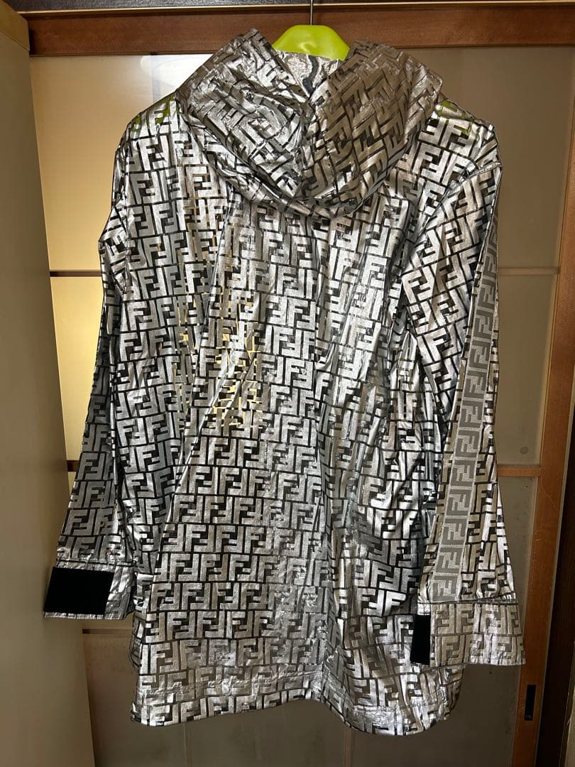 【極美品】FENDI シルバー ロゴプリント ニッキーミナージュ