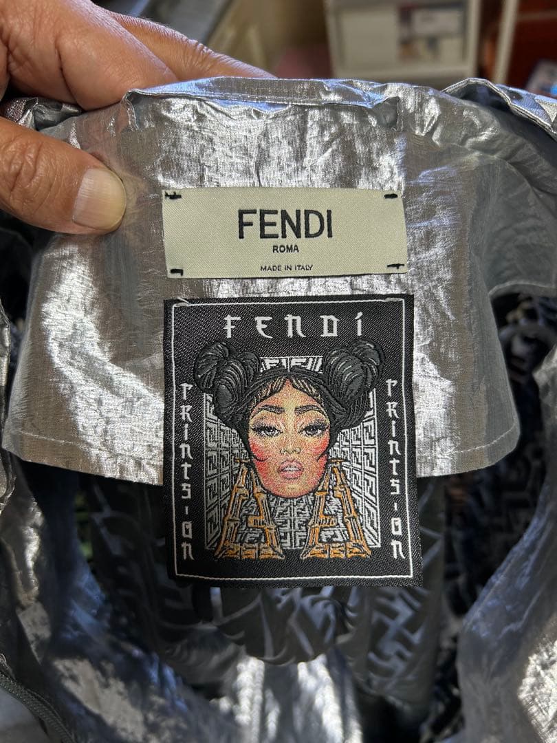 【極美品】FENDI シルバー ロゴプリント ニッキーミナージュ