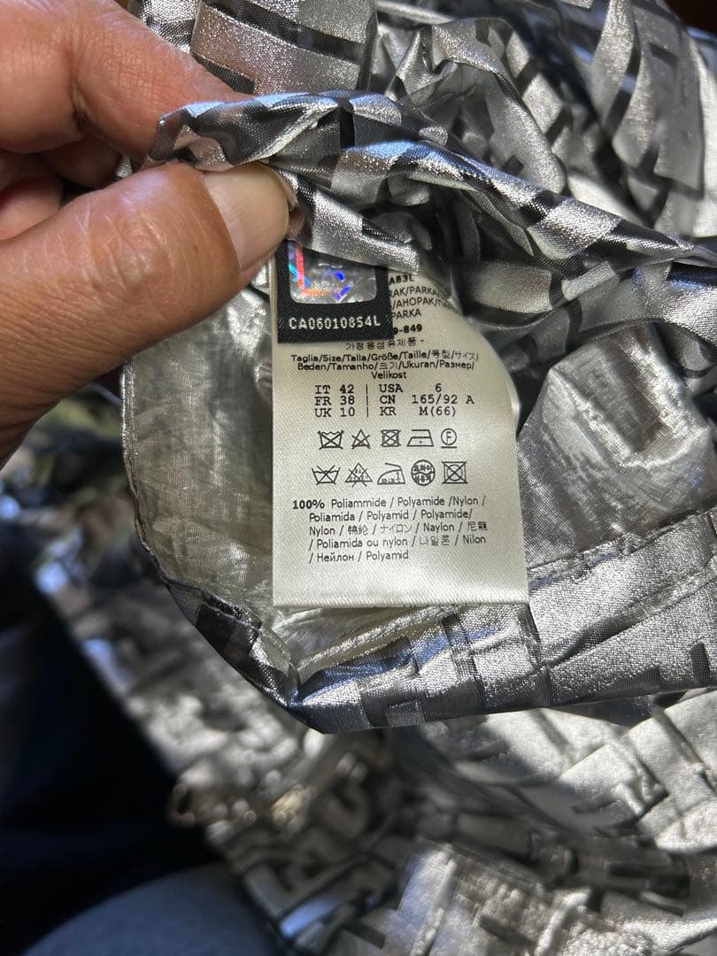 【極美品】FENDI シルバー ロゴプリント ニッキーミナージュ