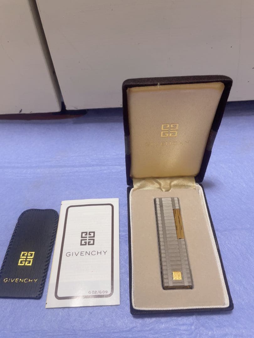 GIVENCHYのストライプデザインのブラウンとゴールドのガスライター9000