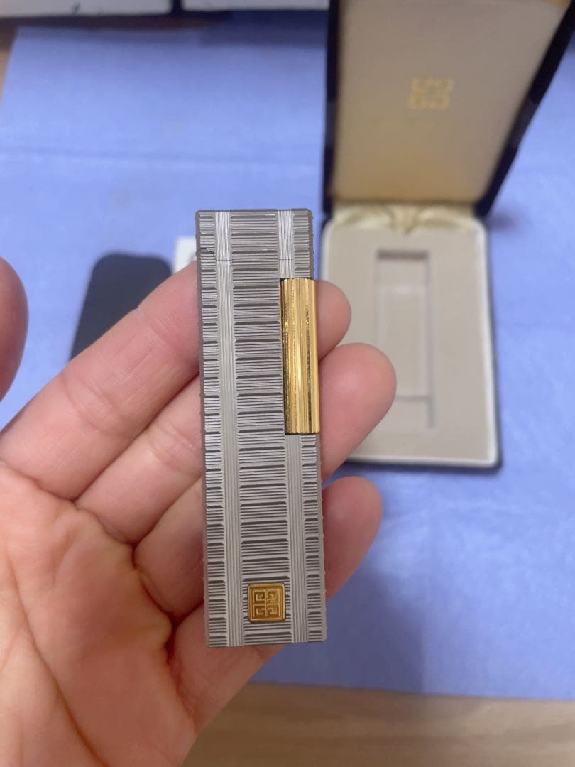 GIVENCHYのストライプデザインのブラウンとゴールドのガスライター9000