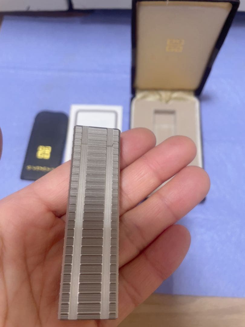 GIVENCHYのストライプデザインのブラウンとゴールドのガスライター9000