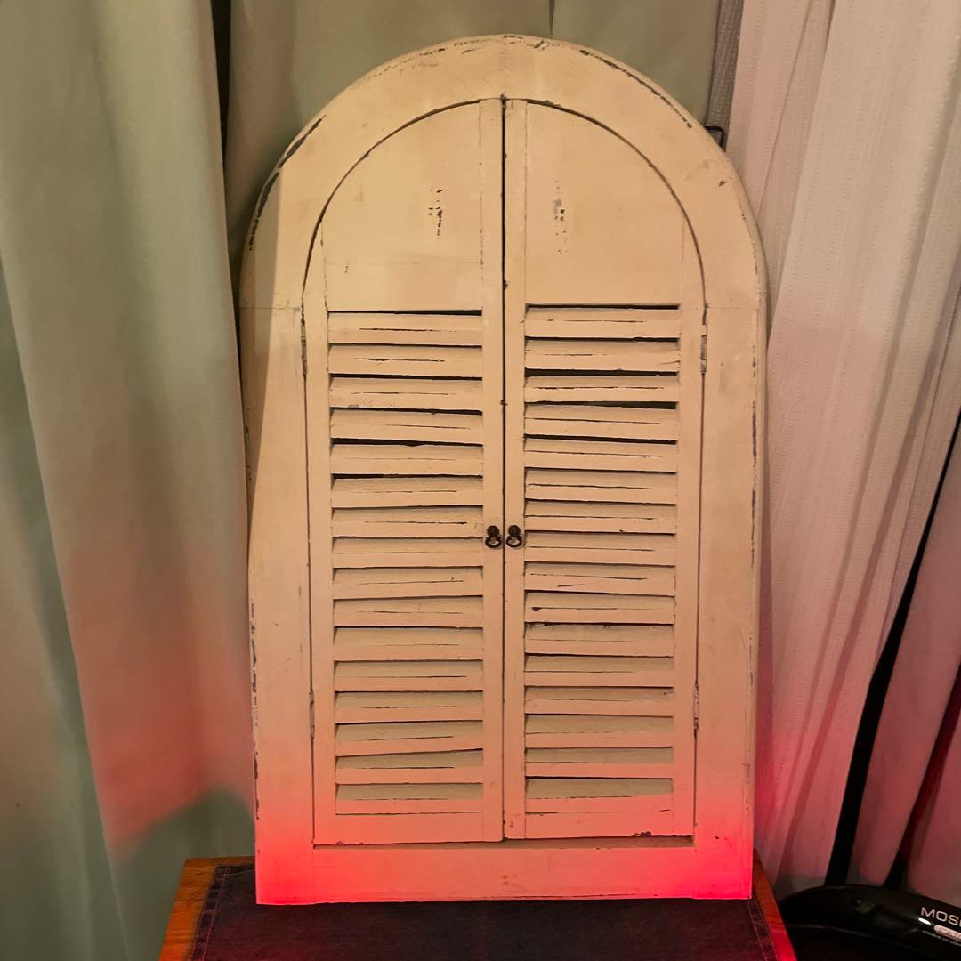 アーチ型ホワイトシャッター