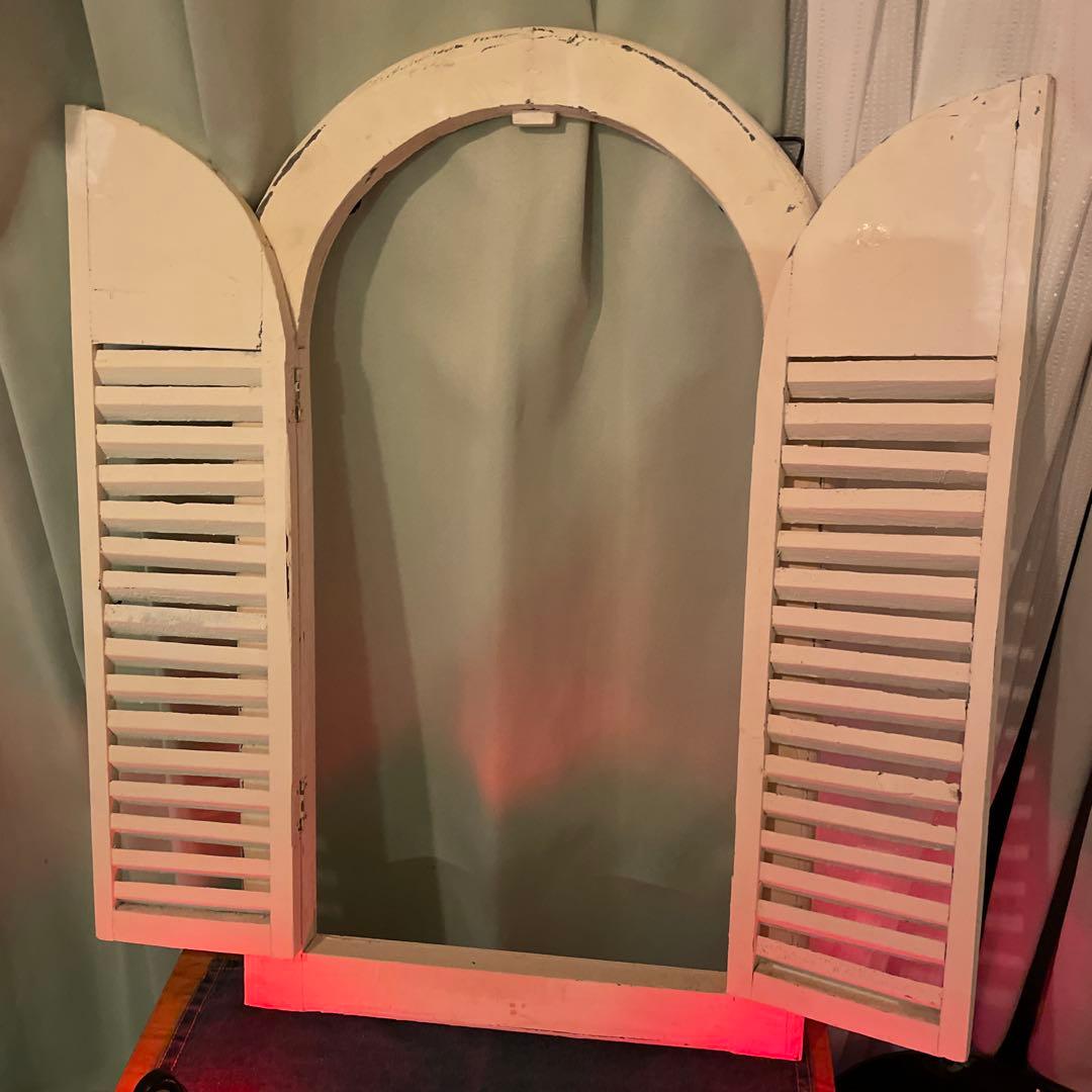 アーチ型ホワイトシャッター